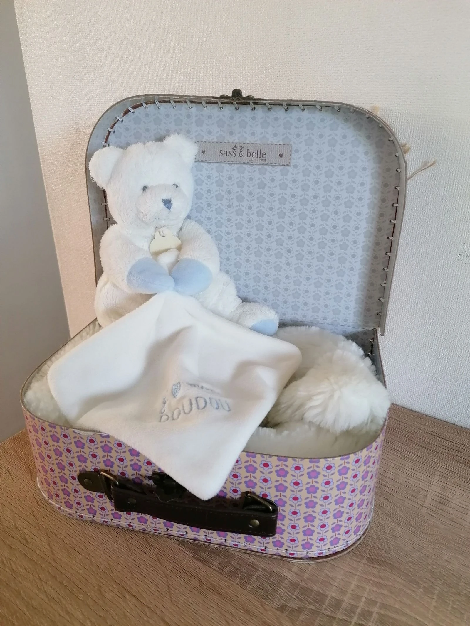 Doudou ourson tenant son mouchoir blanc et bleu ciel, doudou et compagnie 